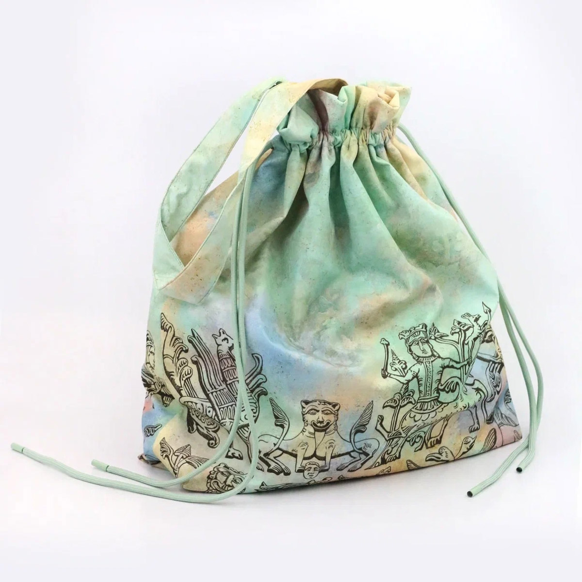 Местные символы и образы служат вдохновением как для корпораций, так и для локальных дизайнеров. Они стараются подчеркнуть самобытность в вещах, позволяя через них прикоснуться к культурному наследию. Результатом творческого процесса становятся единичные изделия и дропы с региональным колоритом. О них сегодня и пойдет речь.