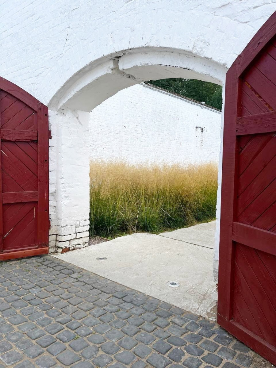 Местные символы и образы служат вдохновением как для корпораций, так и для локальных дизайнеров. Они стараются подчеркнуть самобытность в вещах, позволяя через них прикоснуться к культурному наследию. Результатом творческого процесса становятся единичные изделия и дропы с региональным колоритом. О них сегодня и пойдет речь.