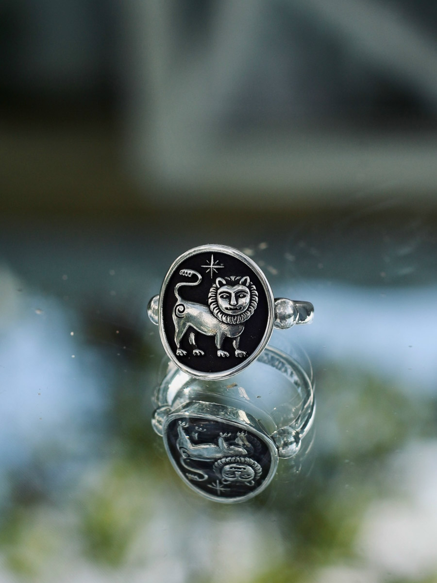 Местные символы и образы служат вдохновением как для корпораций, так и для локальных дизайнеров. Они стараются подчеркнуть самобытность в вещах, позволяя через них прикоснуться к культурному наследию. Результатом творческого процесса становятся единичные изделия и дропы с региональным колоритом. О них сегодня и пойдет речь.