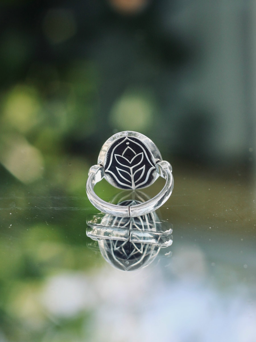 Местные символы и образы служат вдохновением как для корпораций, так и для локальных дизайнеров. Они стараются подчеркнуть самобытность в вещах, позволяя через них прикоснуться к культурному наследию. Результатом творческого процесса становятся единичные изделия и дропы с региональным колоритом. О них сегодня и пойдет речь.