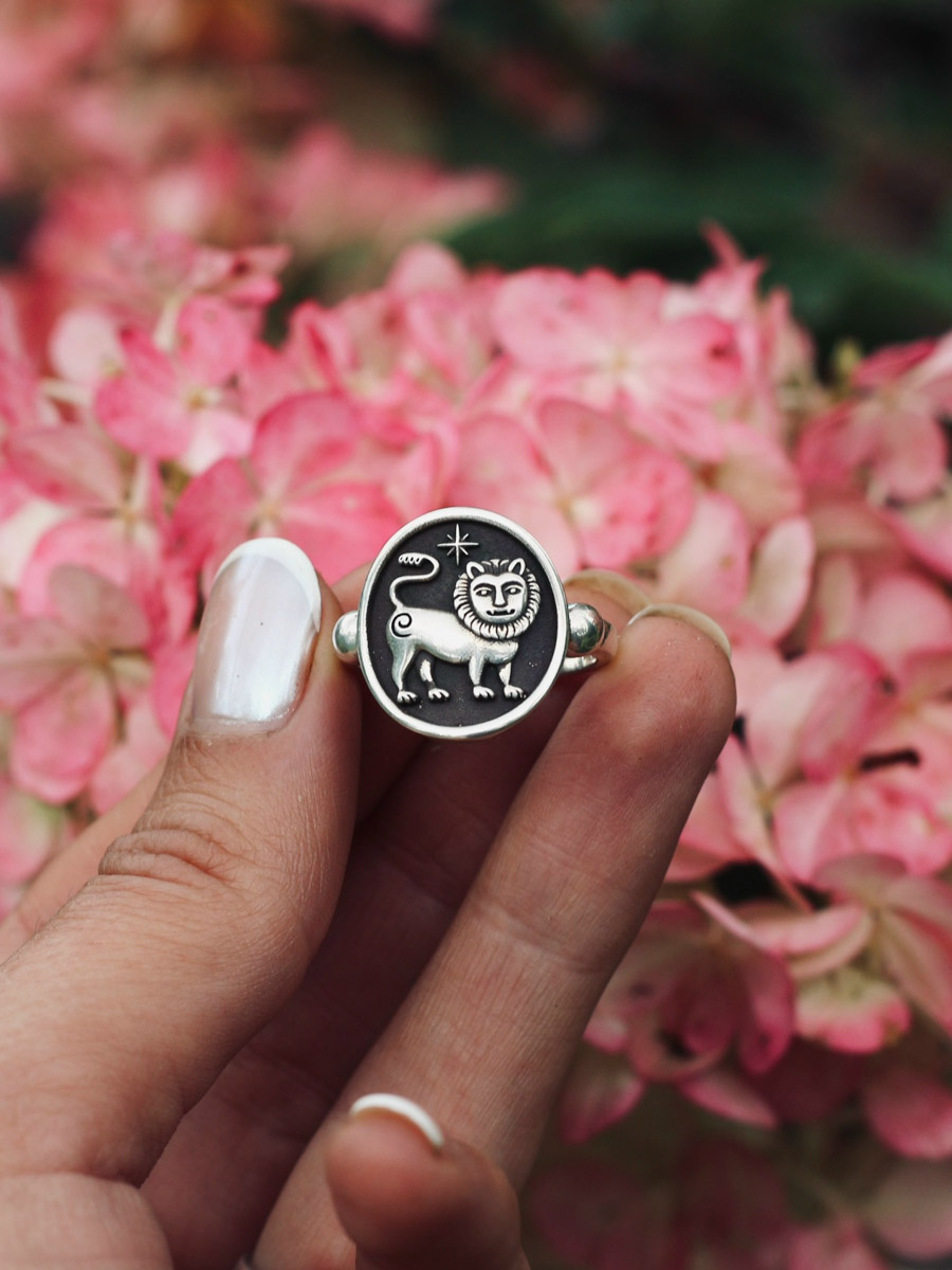 Местные символы и образы служат вдохновением как для корпораций, так и для локальных дизайнеров. Они стараются подчеркнуть самобытность в вещах, позволяя через них прикоснуться к культурному наследию. Результатом творческого процесса становятся единичные изделия и дропы с региональным колоритом. О них сегодня и пойдет речь.