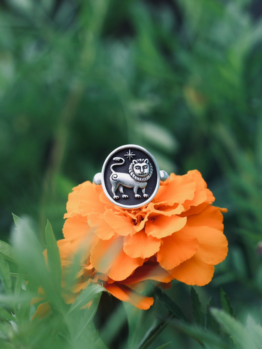 Местные символы и образы служат вдохновением как для корпораций, так и для локальных дизайнеров. Они стараются подчеркнуть самобытность в вещах, позволяя через них прикоснуться к культурному наследию. Результатом творческого процесса становятся единичные изделия и дропы с региональным колоритом. О них сегодня и пойдет речь.