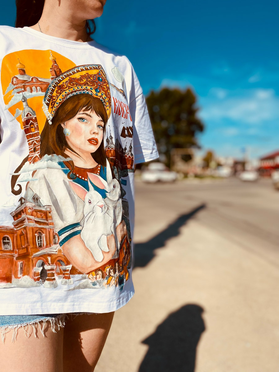 Местные символы и образы служат вдохновением как для корпораций, так и для локальных дизайнеров. Они стараются подчеркнуть самобытность в вещах, позволяя через них прикоснуться к культурному наследию. Результатом творческого процесса становятся единичные изделия и дропы с региональным колоритом. О них сегодня и пойдет речь.