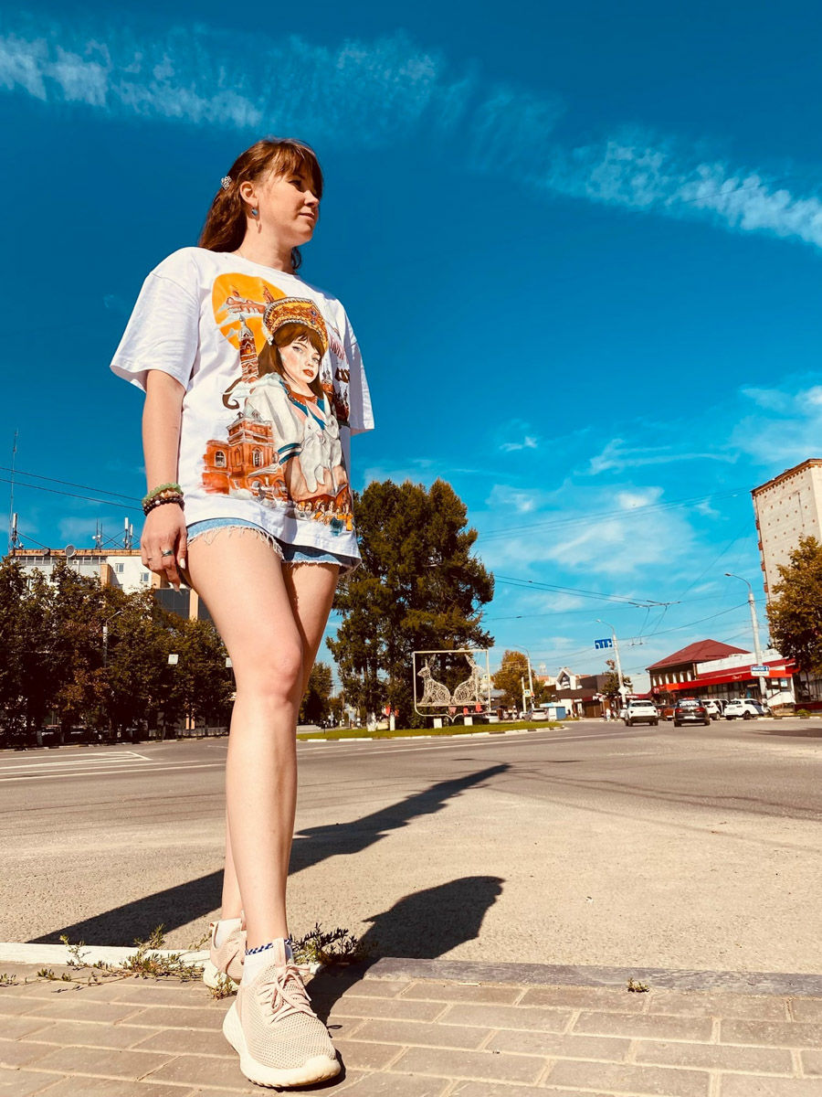 Местные символы и образы служат вдохновением как для корпораций, так и для локальных дизайнеров. Они стараются подчеркнуть самобытность в вещах, позволяя через них прикоснуться к культурному наследию. Результатом творческого процесса становятся единичные изделия и дропы с региональным колоритом. О них сегодня и пойдет речь.