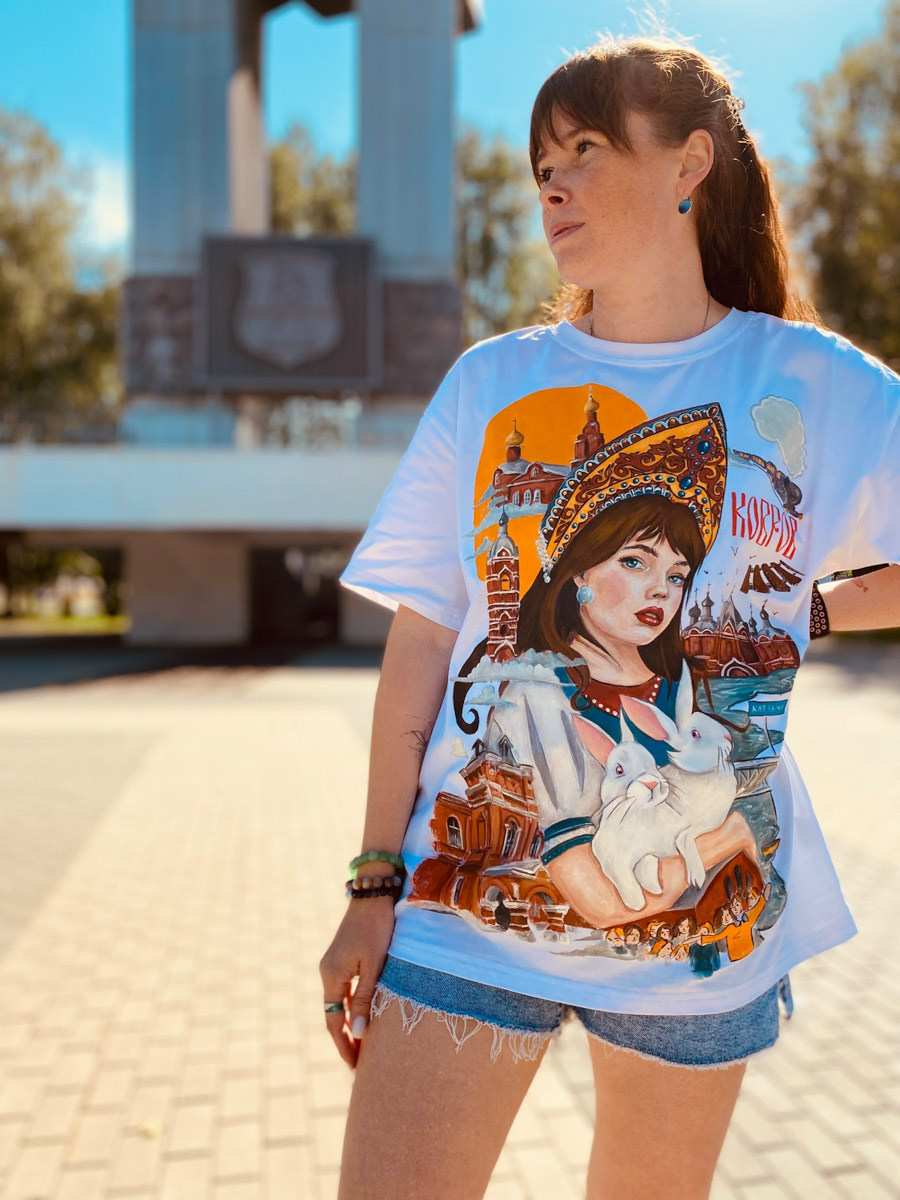 Местные символы и образы служат вдохновением как для корпораций, так и для локальных дизайнеров. Они стараются подчеркнуть самобытность в вещах, позволяя через них прикоснуться к культурному наследию. Результатом творческого процесса становятся единичные изделия и дропы с региональным колоритом. О них сегодня и пойдет речь.