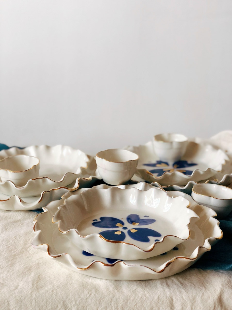 Местные символы и образы служат вдохновением как для корпораций, так и для локальных дизайнеров. Они стараются подчеркнуть самобытность в вещах, позволяя через них прикоснуться к культурному наследию. Результатом творческого процесса становятся единичные изделия и дропы с региональным колоритом. О них сегодня и пойдет речь.