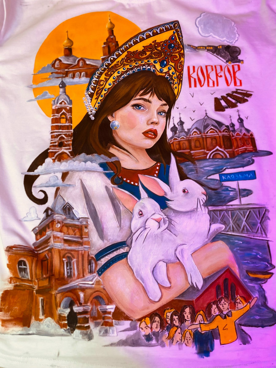 Местные символы и образы служат вдохновением как для корпораций, так и для локальных дизайнеров. Они стараются подчеркнуть самобытность в вещах, позволяя через них прикоснуться к культурному наследию. Результатом творческого процесса становятся единичные изделия и дропы с региональным колоритом. О них сегодня и пойдет речь.