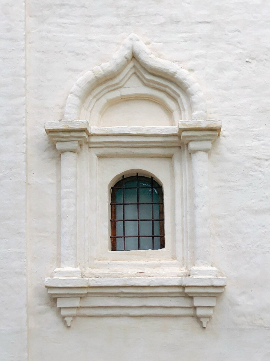 Местные символы и образы служат вдохновением как для корпораций, так и для локальных дизайнеров. Они стараются подчеркнуть самобытность в вещах, позволяя через них прикоснуться к культурному наследию. Результатом творческого процесса становятся единичные изделия и дропы с региональным колоритом. О них сегодня и пойдет речь.