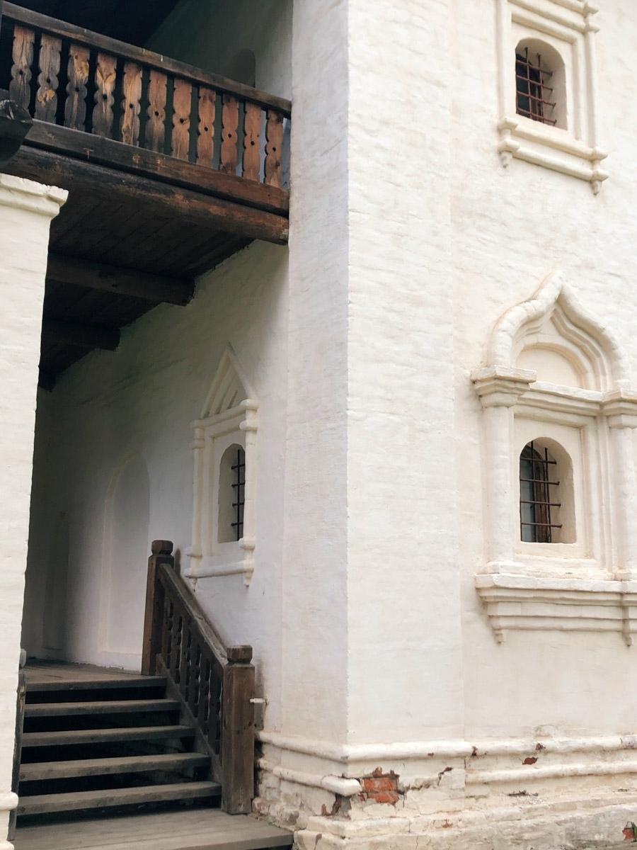 Местные символы и образы служат вдохновением как для корпораций, так и для локальных дизайнеров. Они стараются подчеркнуть самобытность в вещах, позволяя через них прикоснуться к культурному наследию. Результатом творческого процесса становятся единичные изделия и дропы с региональным колоритом. О них сегодня и пойдет речь.