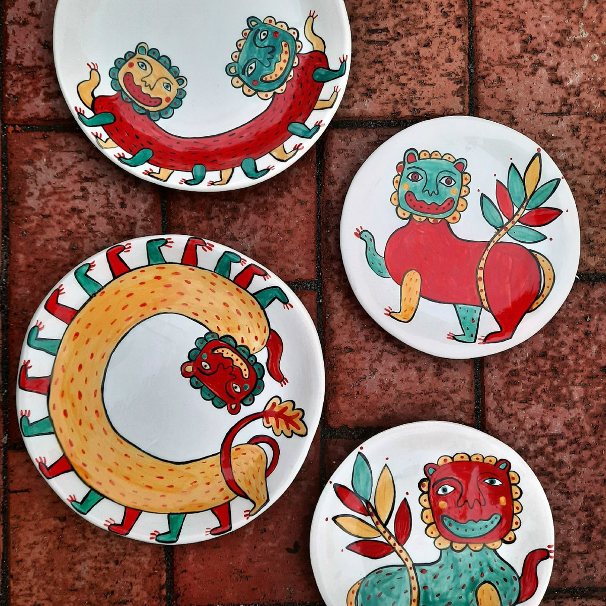 Местные символы и образы служат вдохновением как для корпораций, так и для локальных дизайнеров. Они стараются подчеркнуть самобытность в вещах, позволяя через них прикоснуться к культурному наследию. Результатом творческого процесса становятся единичные изделия и дропы с региональным колоритом. О них сегодня и пойдет речь.