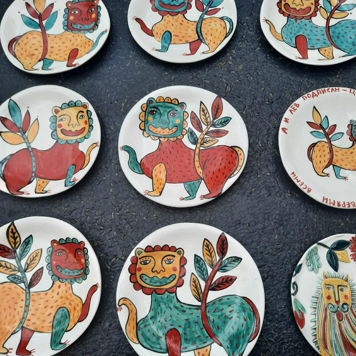 Местные символы и образы служат вдохновением как для корпораций, так и для локальных дизайнеров. Они стараются подчеркнуть самобытность в вещах, позволяя через них прикоснуться к культурному наследию. Результатом творческого процесса становятся единичные изделия и дропы с региональным колоритом. О них сегодня и пойдет речь.