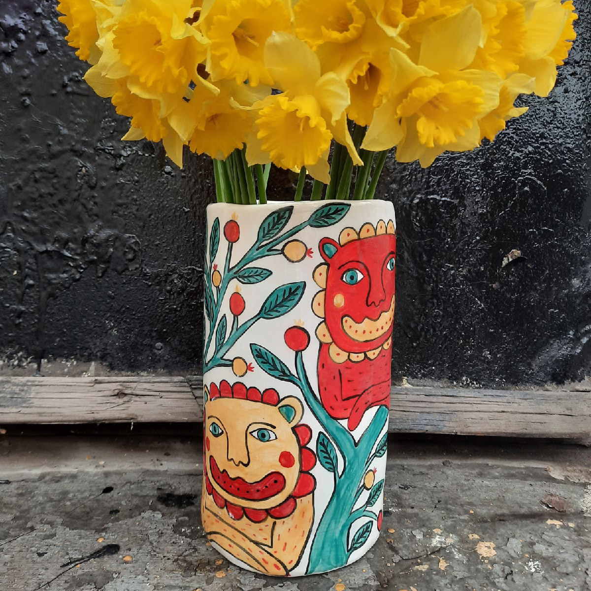 Местные символы и образы служат вдохновением как для корпораций, так и для локальных дизайнеров. Они стараются подчеркнуть самобытность в вещах, позволяя через них прикоснуться к культурному наследию. Результатом творческого процесса становятся единичные изделия и дропы с региональным колоритом. О них сегодня и пойдет речь.