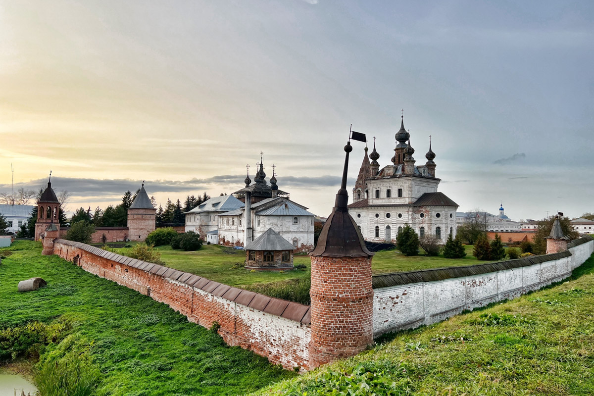 Через два года Юрьев-Польский отпразднует свой юбилей — 875 лет со дня основания. За это время город планируют привести в порядок и сделать более привлекательным для туристов. Намерения достаточно масштабные, но возможно ли реализовать озвученные идеи и на что стоит обратить внимание в первую очередь? Разобраться в этих вопросах изданию «Ключ-Медиа» помог местный журналист Сергей Трубкин.