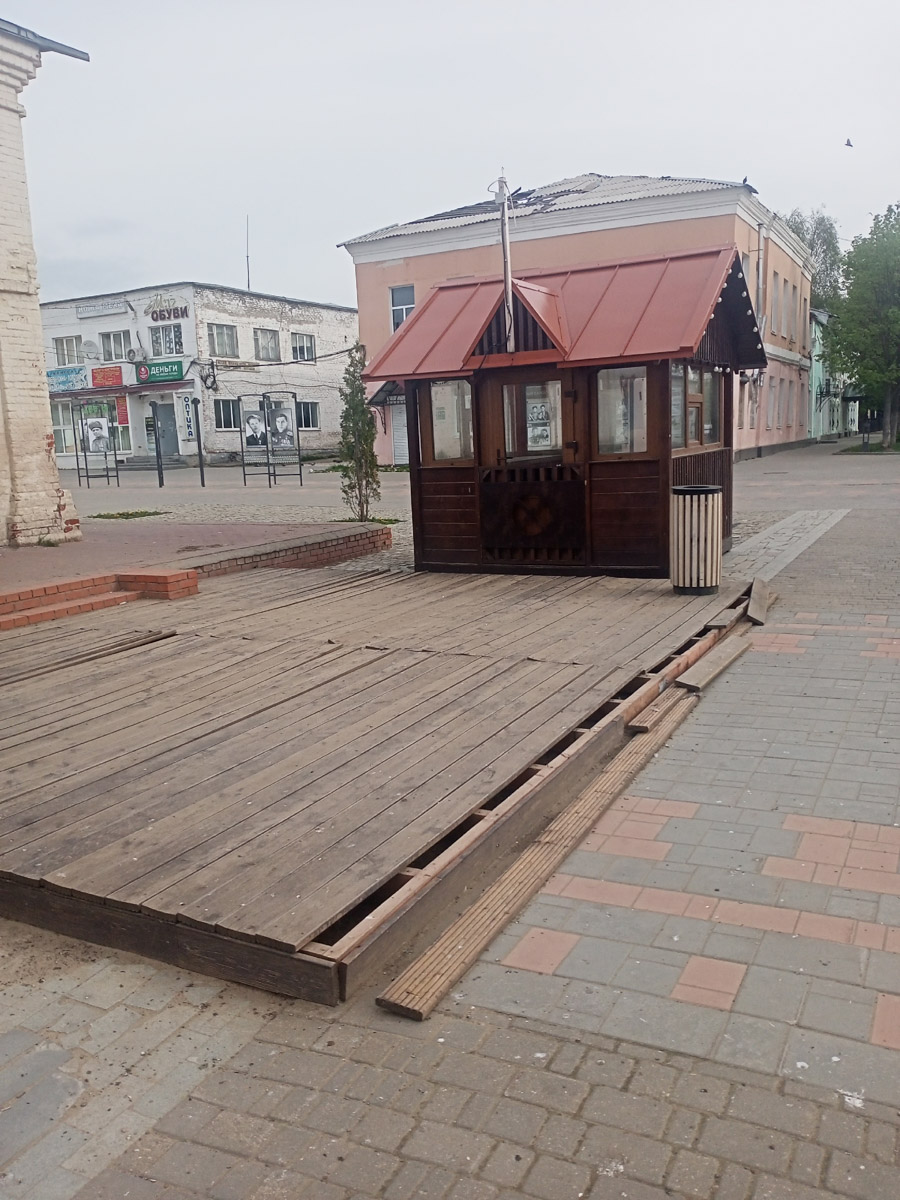 Через два года Юрьев-Польский отпразднует свой юбилей — 875 лет со дня основания. За это время город планируют привести в порядок и сделать более привлекательным для туристов. Намерения достаточно масштабные, но возможно ли реализовать озвученные идеи и на что стоит обратить внимание в первую очередь? Разобраться в этих вопросах изданию «Ключ-Медиа» помог местный журналист Сергей Трубкин.