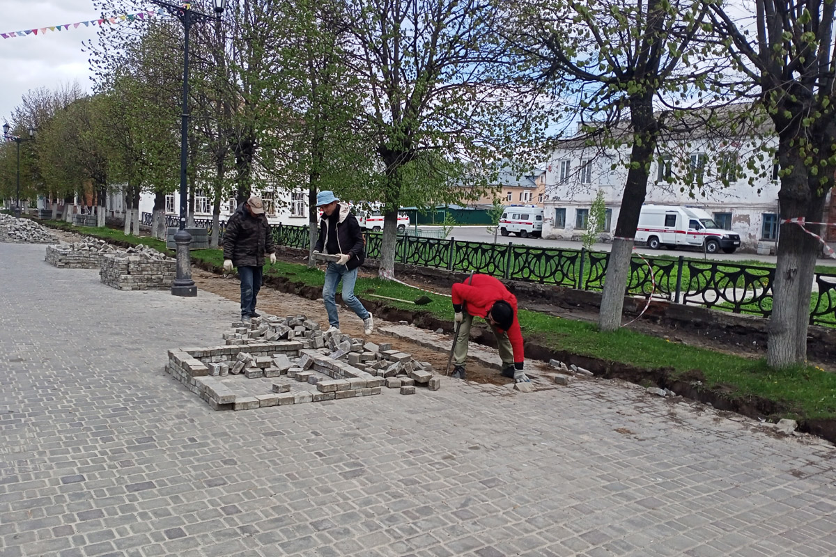 Через два года Юрьев-Польский отпразднует свой юбилей — 875 лет со дня основания. За это время город планируют привести в порядок и сделать более привлекательным для туристов. Намерения достаточно масштабные, но возможно ли реализовать озвученные идеи и на что стоит обратить внимание в первую очередь? Разобраться в этих вопросах изданию «Ключ-Медиа» помог местный журналист Сергей Трубкин.