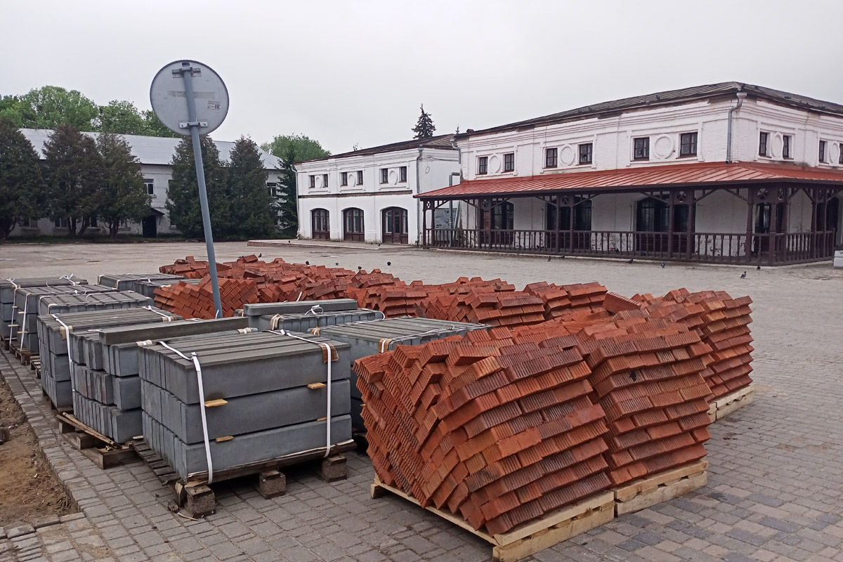 Через два года Юрьев-Польский отпразднует свой юбилей — 875 лет со дня основания. За это время город планируют привести в порядок и сделать более привлекательным для туристов. Намерения достаточно масштабные, но возможно ли реализовать озвученные идеи и на что стоит обратить внимание в первую очередь? Разобраться в этих вопросах изданию «Ключ-Медиа» помог местный журналист Сергей Трубкин.