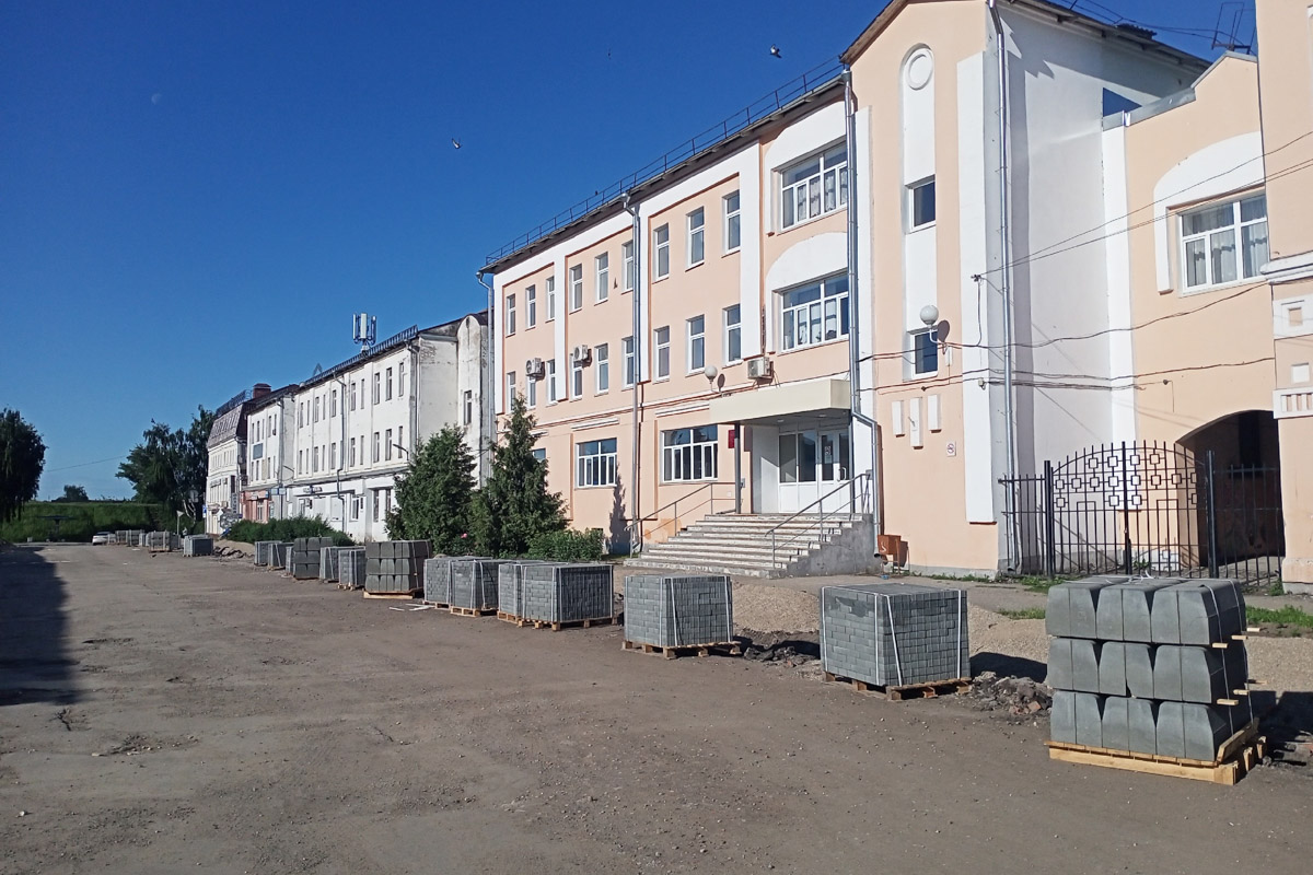 Через два года Юрьев-Польский отпразднует свой юбилей — 875 лет со дня основания. За это время город планируют привести в порядок и сделать более привлекательным для туристов. Намерения достаточно масштабные, но возможно ли реализовать озвученные идеи и на что стоит обратить внимание в первую очередь? Разобраться в этих вопросах изданию «Ключ-Медиа» помог местный журналист Сергей Трубкин.