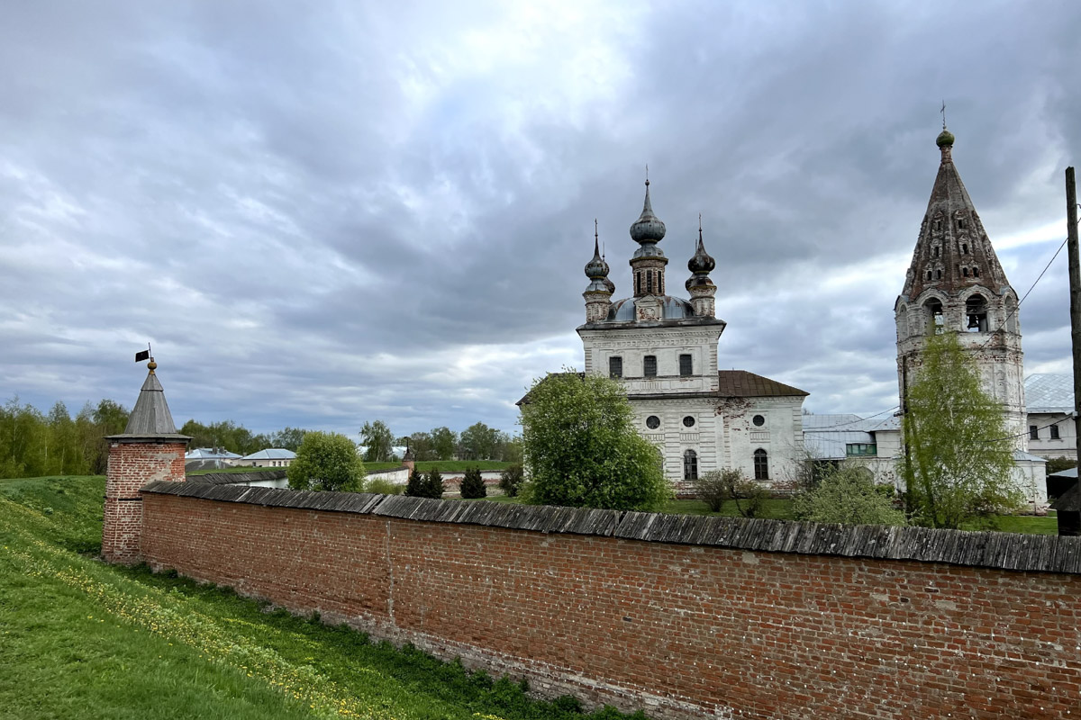 Через два года Юрьев-Польский отпразднует свой юбилей — 875 лет со дня основания. За это время город планируют привести в порядок и сделать более привлекательным для туристов. Намерения достаточно масштабные, но возможно ли реализовать озвученные идеи и на что стоит обратить внимание в первую очередь? Разобраться в этих вопросах изданию «Ключ-Медиа» помог местный журналист Сергей Трубкин.