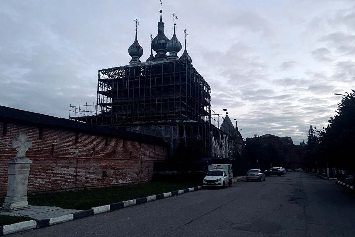 Через два года Юрьев-Польский отпразднует свой юбилей — 875 лет со дня основания. За это время город планируют привести в порядок и сделать более привлекательным для туристов. Намерения достаточно масштабные, но возможно ли реализовать озвученные идеи и на что стоит обратить внимание в первую очередь? Разобраться в этих вопросах изданию «Ключ-Медиа» помог местный журналист Сергей Трубкин.