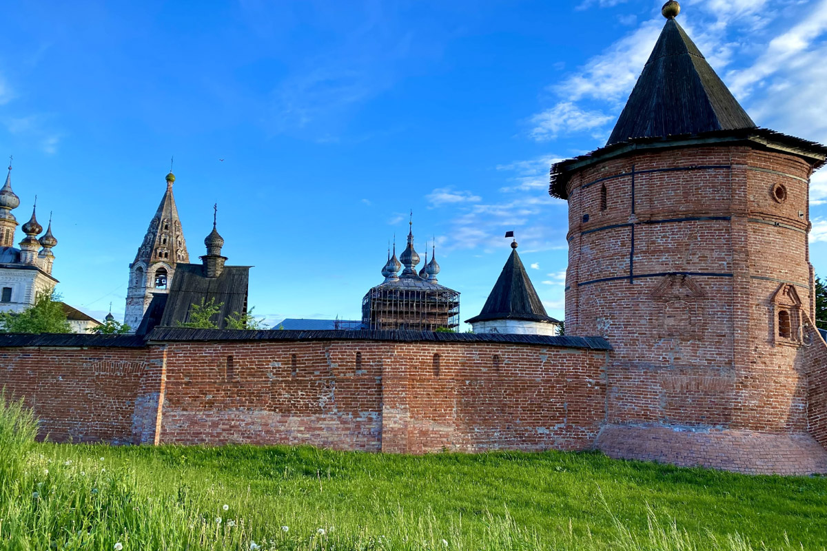 Через два года Юрьев-Польский отпразднует свой юбилей — 875 лет со дня основания. За это время город планируют привести в порядок и сделать более привлекательным для туристов. Намерения достаточно масштабные, но возможно ли реализовать озвученные идеи и на что стоит обратить внимание в первую очередь? Разобраться в этих вопросах изданию «Ключ-Медиа» помог местный журналист Сергей Трубкин.