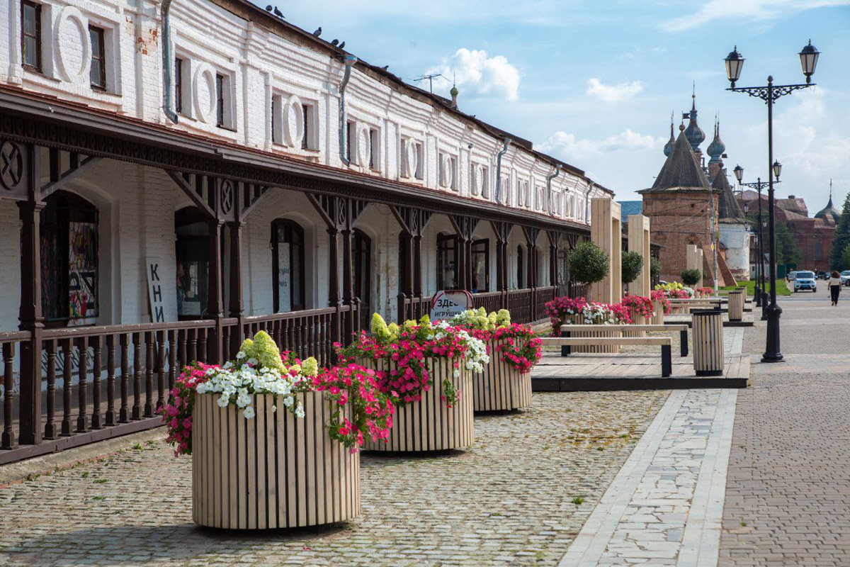 Через два года Юрьев-Польский отпразднует свой юбилей — 875 лет со дня основания. За это время город планируют привести в порядок и сделать более привлекательным для туристов. Намерения достаточно масштабные, но возможно ли реализовать озвученные идеи и на что стоит обратить внимание в первую очередь? Разобраться в этих вопросах изданию «Ключ-Медиа» помог местный журналист Сергей Трубкин.