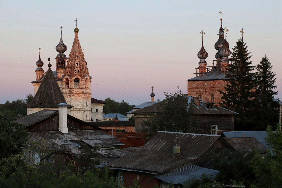 Через два года Юрьев-Польский отпразднует свой юбилей — 875 лет со дня основания. За это время город планируют привести в порядок и сделать более привлекательным для туристов. Намерения достаточно масштабные, но возможно ли реализовать озвученные идеи и на что стоит обратить внимание в первую очередь? Разобраться в этих вопросах изданию «Ключ-Медиа» помог местный журналист Сергей Трубкин.