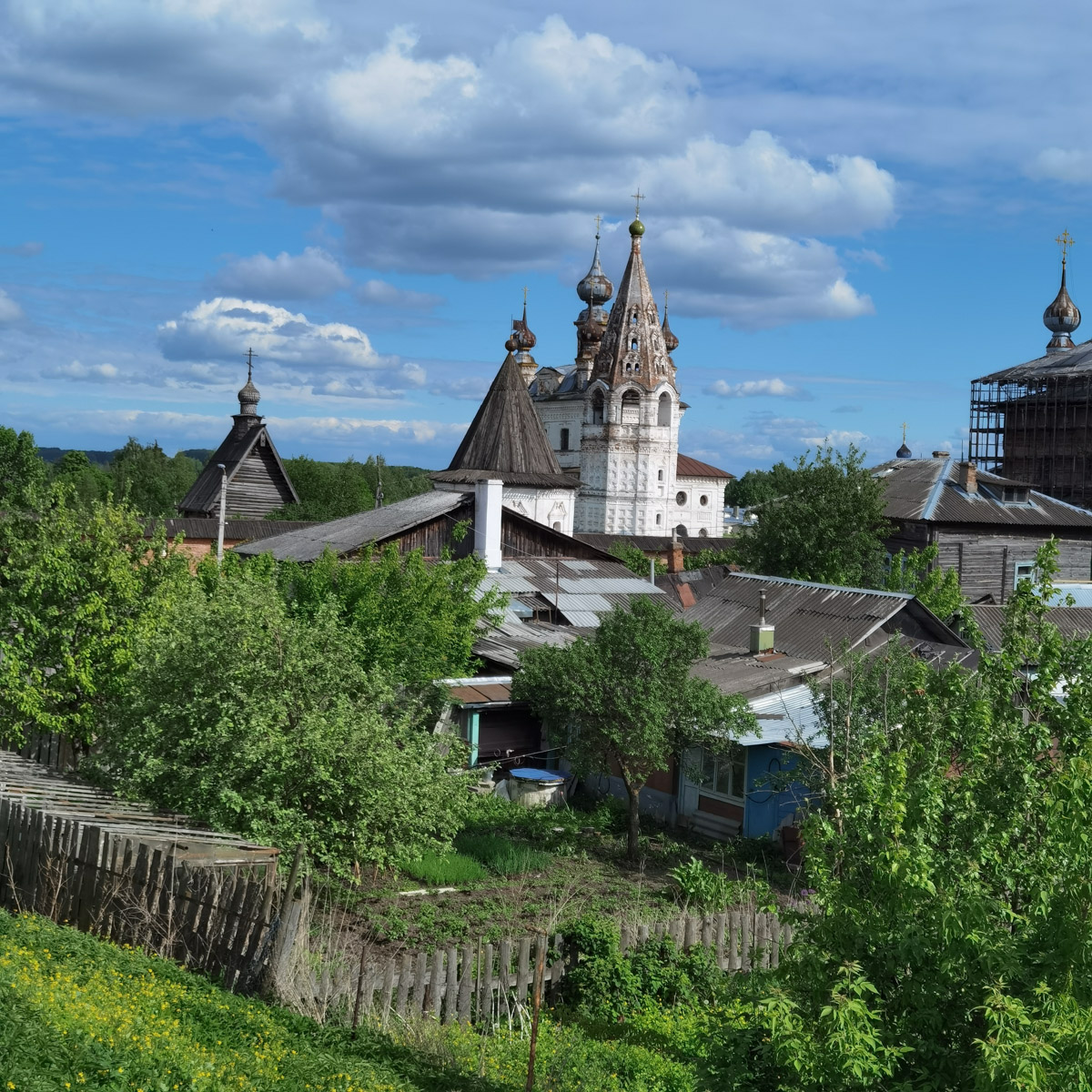 Через два года Юрьев-Польский отпразднует свой юбилей — 875 лет со дня основания. За это время город планируют привести в порядок и сделать более привлекательным для туристов. Намерения достаточно масштабные, но возможно ли реализовать озвученные идеи и на что стоит обратить внимание в первую очередь? Разобраться в этих вопросах изданию «Ключ-Медиа» помог местный журналист Сергей Трубкин.