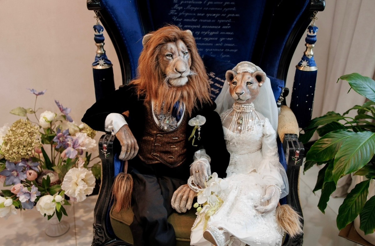 Вы помните, что получили в подарок на свадьбу? Согласитесь, конверты с купюрами — презент приятный, но не слишком запоминающийся. Как покорить сердца молодоженов в торжественный для них день, точно знает владимирская художница Елена Дьячкова, известная своими авторскими куклами. По заказу подруги она изготовила семейную пару в образе львов.