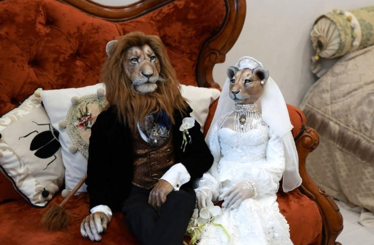Вы помните, что получили в подарок на свадьбу? Согласитесь, конверты с купюрами — презент приятный, но не слишком запоминающийся. Как покорить сердца молодоженов в торжественный для них день, точно знает владимирская художница Елена Дьячкова, известная своими авторскими куклами. По заказу подруги она изготовила семейную пару в образе львов.