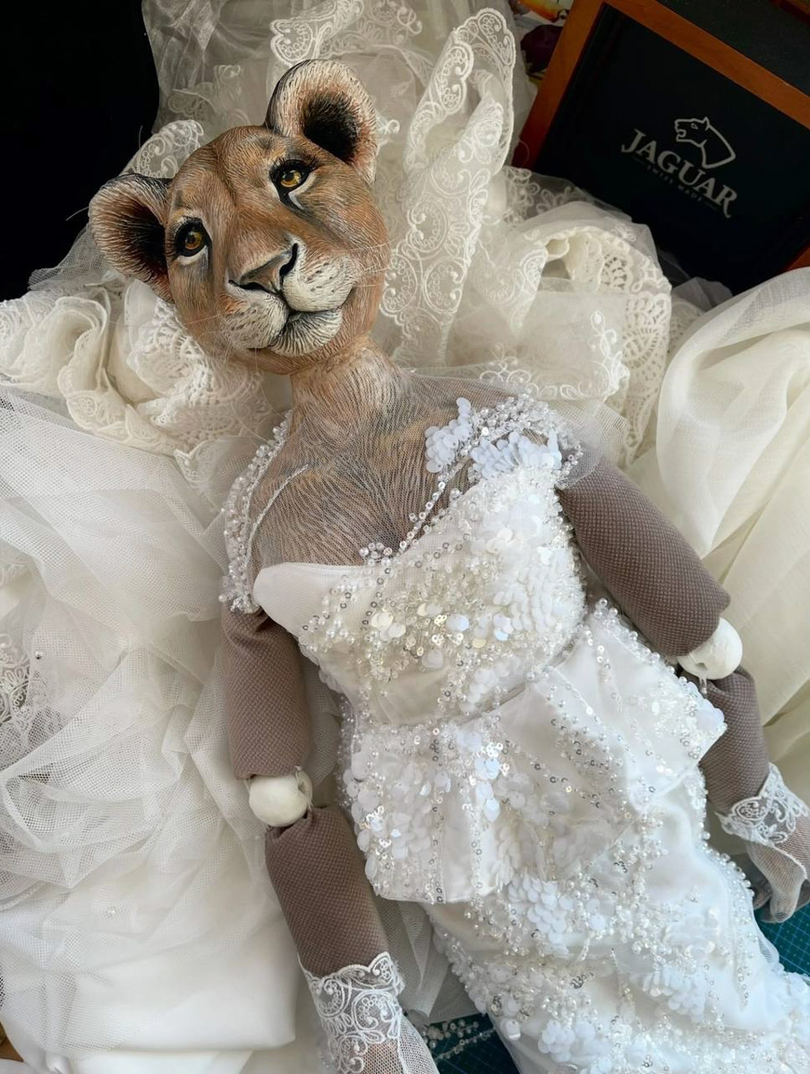 Вы помните, что получили в подарок на свадьбу? Согласитесь, конверты с купюрами — презент приятный, но не слишком запоминающийся. Как покорить сердца молодоженов в торжественный для них день, точно знает владимирская художница Елена Дьячкова, известная своими авторскими куклами. По заказу подруги она изготовила семейную пару в образе львов.