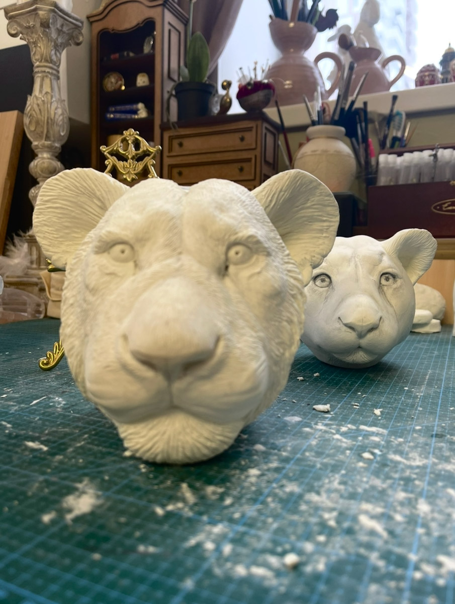 Вы помните, что получили в подарок на свадьбу? Согласитесь, конверты с купюрами — презент приятный, но не слишком запоминающийся. Как покорить сердца молодоженов в торжественный для них день, точно знает владимирская художница Елена Дьячкова, известная своими авторскими куклами. По заказу подруги она изготовила семейную пару в образе львов.