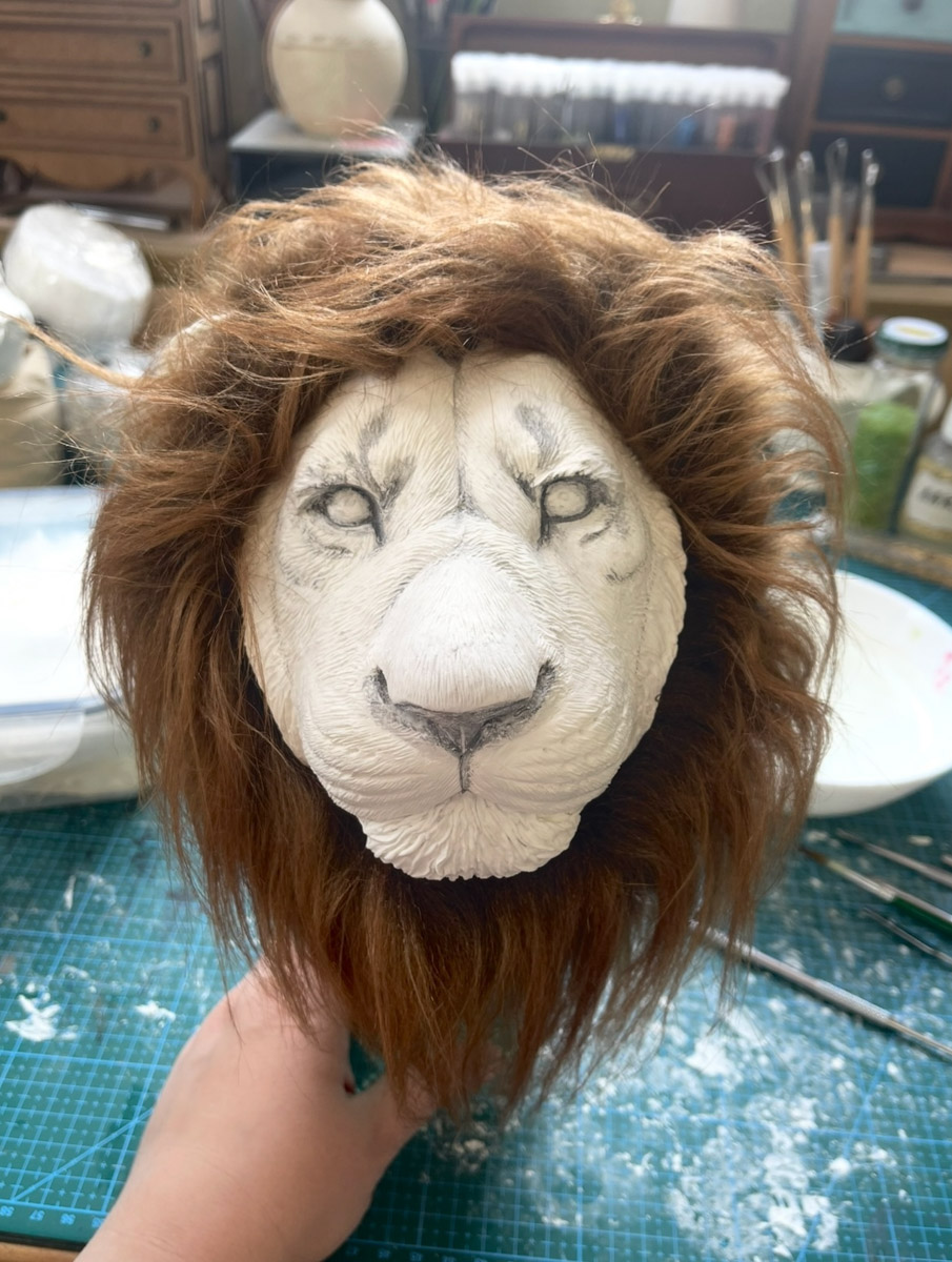 Вы помните, что получили в подарок на свадьбу? Согласитесь, конверты с купюрами — презент приятный, но не слишком запоминающийся. Как покорить сердца молодоженов в торжественный для них день, точно знает владимирская художница Елена Дьячкова, известная своими авторскими куклами. По заказу подруги она изготовила семейную пару в образе львов.