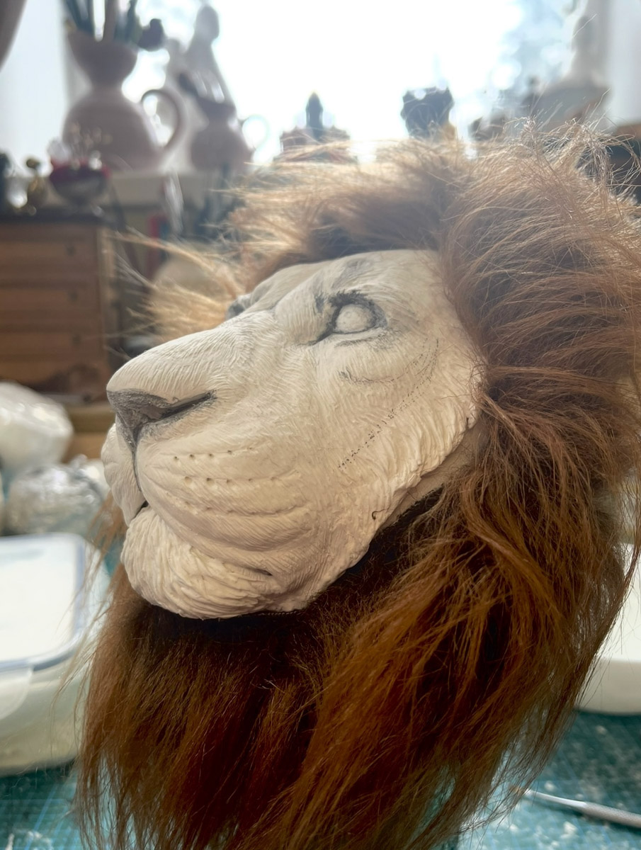 Вы помните, что получили в подарок на свадьбу? Согласитесь, конверты с купюрами — презент приятный, но не слишком запоминающийся. Как покорить сердца молодоженов в торжественный для них день, точно знает владимирская художница Елена Дьячкова, известная своими авторскими куклами. По заказу подруги она изготовила семейную пару в образе львов.