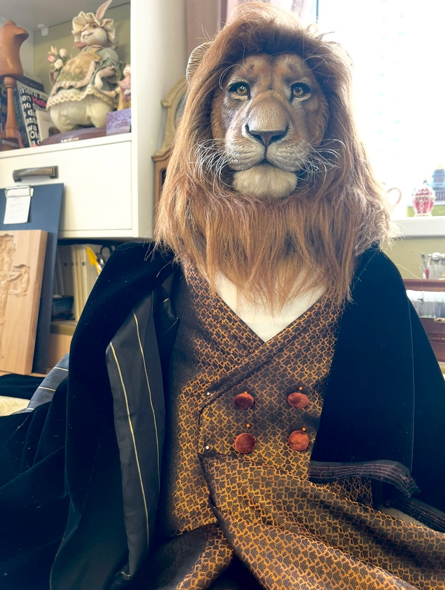 Вы помните, что получили в подарок на свадьбу? Согласитесь, конверты с купюрами — презент приятный, но не слишком запоминающийся. Как покорить сердца молодоженов в торжественный для них день, точно знает владимирская художница Елена Дьячкова, известная своими авторскими куклами. По заказу подруги она изготовила семейную пару в образе львов.