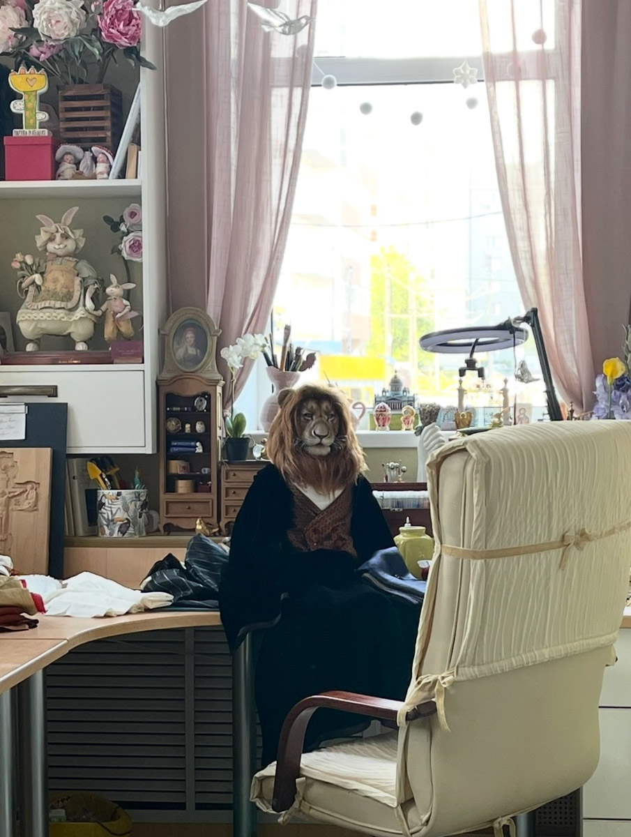 Вы помните, что получили в подарок на свадьбу? Согласитесь, конверты с купюрами — презент приятный, но не слишком запоминающийся. Как покорить сердца молодоженов в торжественный для них день, точно знает владимирская художница Елена Дьячкова, известная своими авторскими куклами. По заказу подруги она изготовила семейную пару в образе львов.