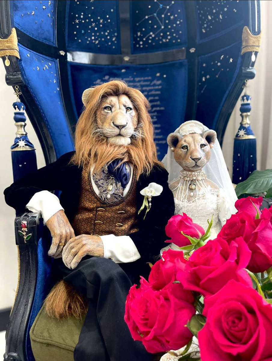 Вы помните, что получили в подарок на свадьбу? Согласитесь, конверты с купюрами — презент приятный, но не слишком запоминающийся. Как покорить сердца молодоженов в торжественный для них день, точно знает владимирская художница Елена Дьячкова, известная своими авторскими куклами. По заказу подруги она изготовила семейную пару в образе львов.