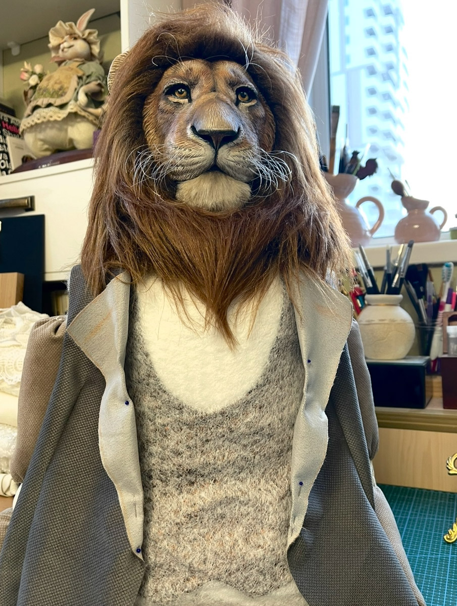 Вы помните, что получили в подарок на свадьбу? Согласитесь, конверты с купюрами — презент приятный, но не слишком запоминающийся. Как покорить сердца молодоженов в торжественный для них день, точно знает владимирская художница Елена Дьячкова, известная своими авторскими куклами. По заказу подруги она изготовила семейную пару в образе львов.