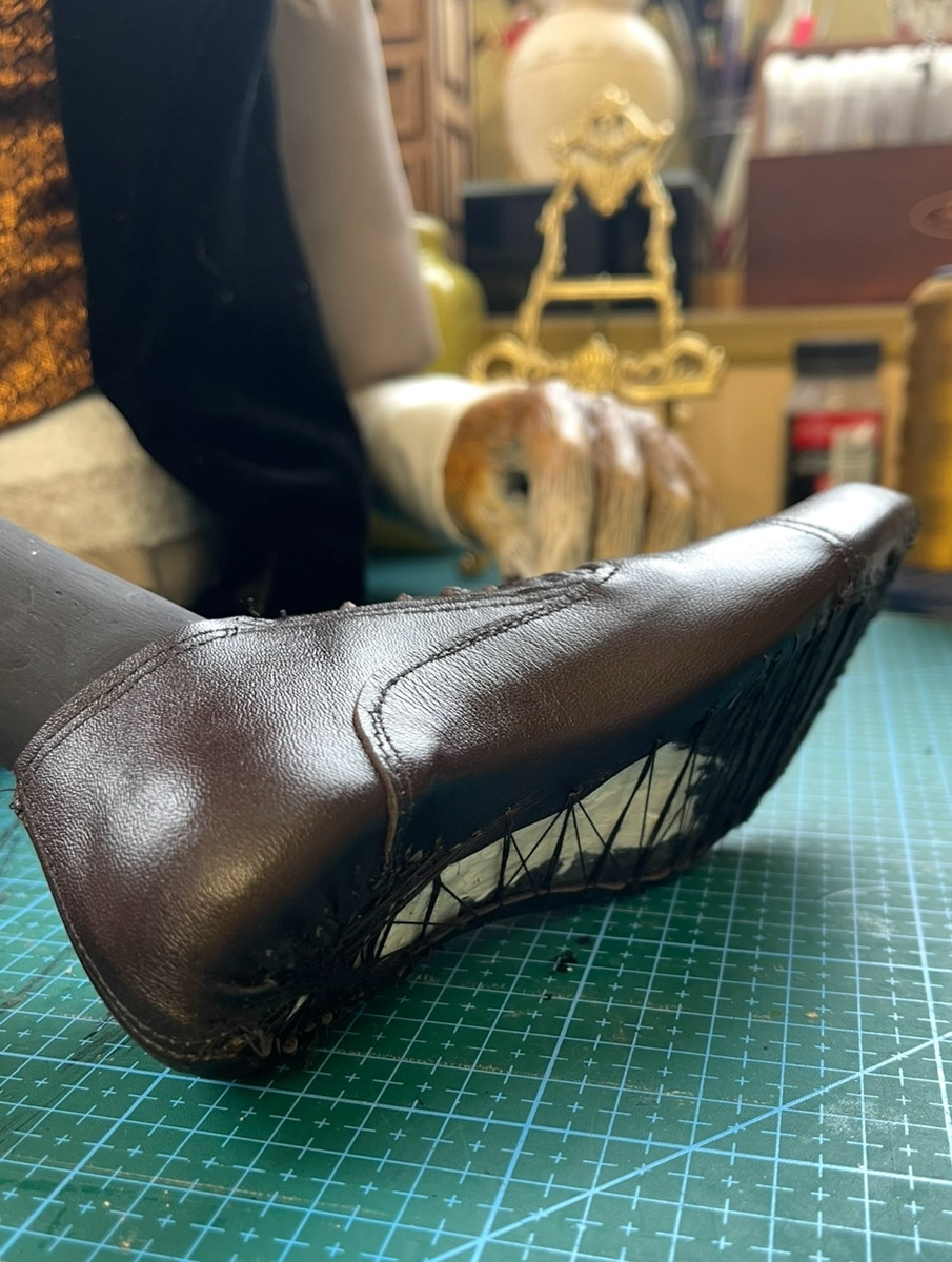 Вы помните, что получили в подарок на свадьбу? Согласитесь, конверты с купюрами — презент приятный, но не слишком запоминающийся. Как покорить сердца молодоженов в торжественный для них день, точно знает владимирская художница Елена Дьячкова, известная своими авторскими куклами. По заказу подруги она изготовила семейную пару в образе львов.