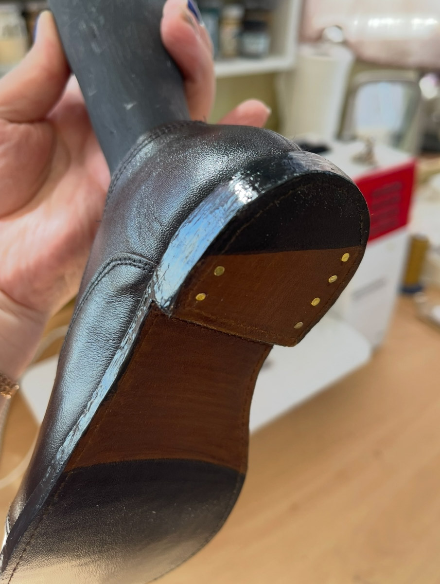 Вы помните, что получили в подарок на свадьбу? Согласитесь, конверты с купюрами — презент приятный, но не слишком запоминающийся. Как покорить сердца молодоженов в торжественный для них день, точно знает владимирская художница Елена Дьячкова, известная своими авторскими куклами. По заказу подруги она изготовила семейную пару в образе львов.