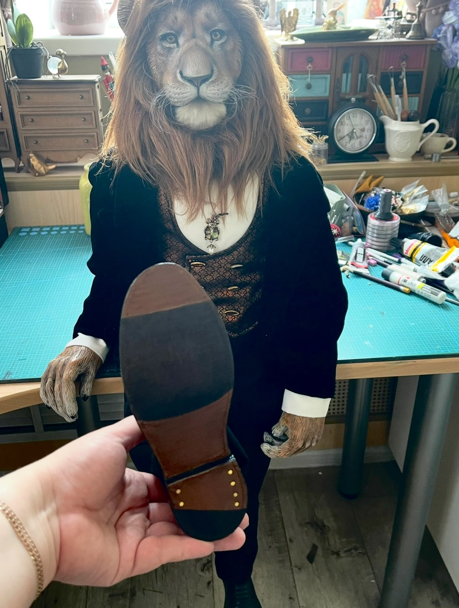 Вы помните, что получили в подарок на свадьбу? Согласитесь, конверты с купюрами — презент приятный, но не слишком запоминающийся. Как покорить сердца молодоженов в торжественный для них день, точно знает владимирская художница Елена Дьячкова, известная своими авторскими куклами. По заказу подруги она изготовила семейную пару в образе львов.