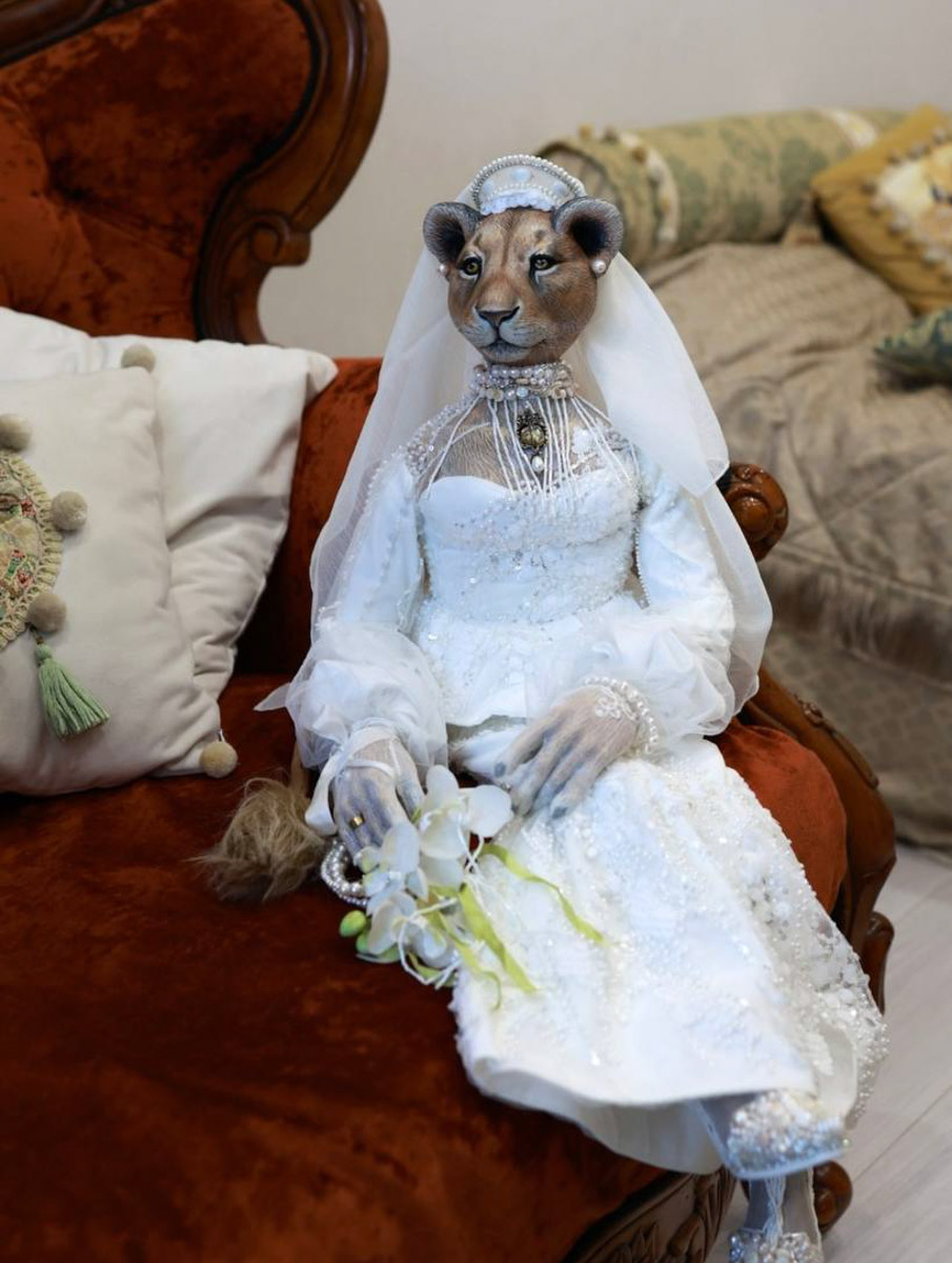 Вы помните, что получили в подарок на свадьбу? Согласитесь, конверты с купюрами — презент приятный, но не слишком запоминающийся. Как покорить сердца молодоженов в торжественный для них день, точно знает владимирская художница Елена Дьячкова, известная своими авторскими куклами. По заказу подруги она изготовила семейную пару в образе львов.