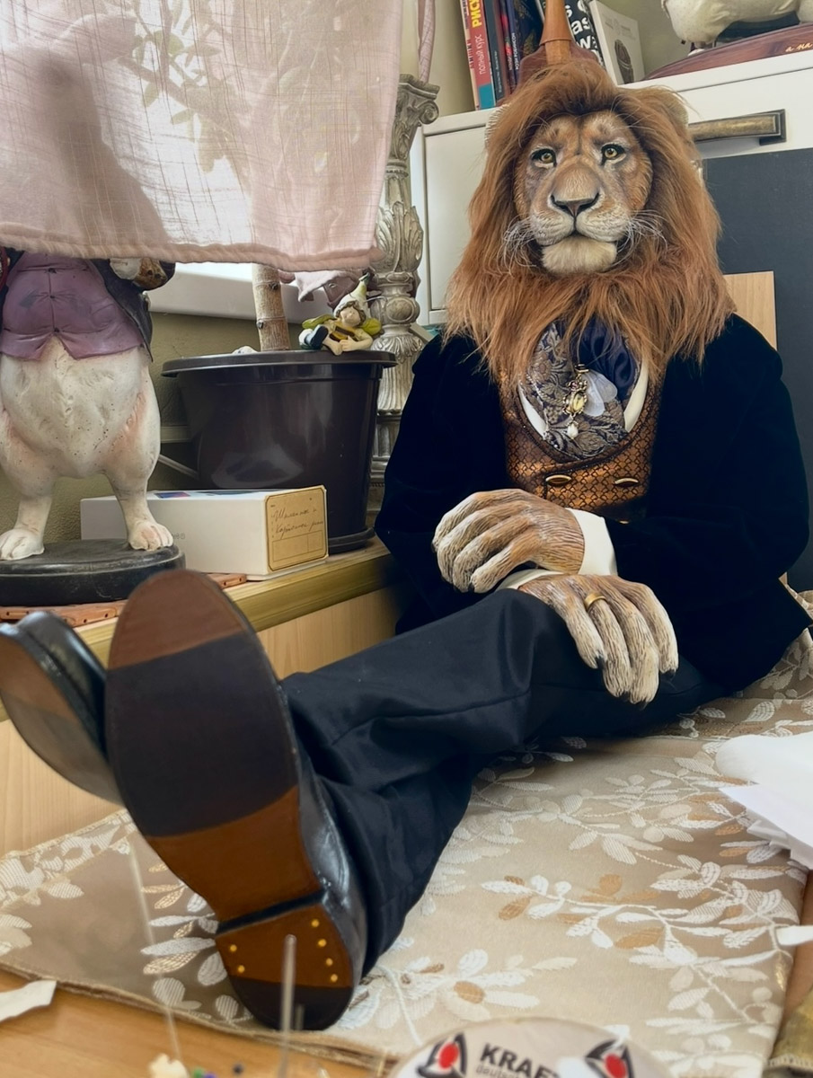 Вы помните, что получили в подарок на свадьбу? Согласитесь, конверты с купюрами — презент приятный, но не слишком запоминающийся. Как покорить сердца молодоженов в торжественный для них день, точно знает владимирская художница Елена Дьячкова, известная своими авторскими куклами. По заказу подруги она изготовила семейную пару в образе львов.