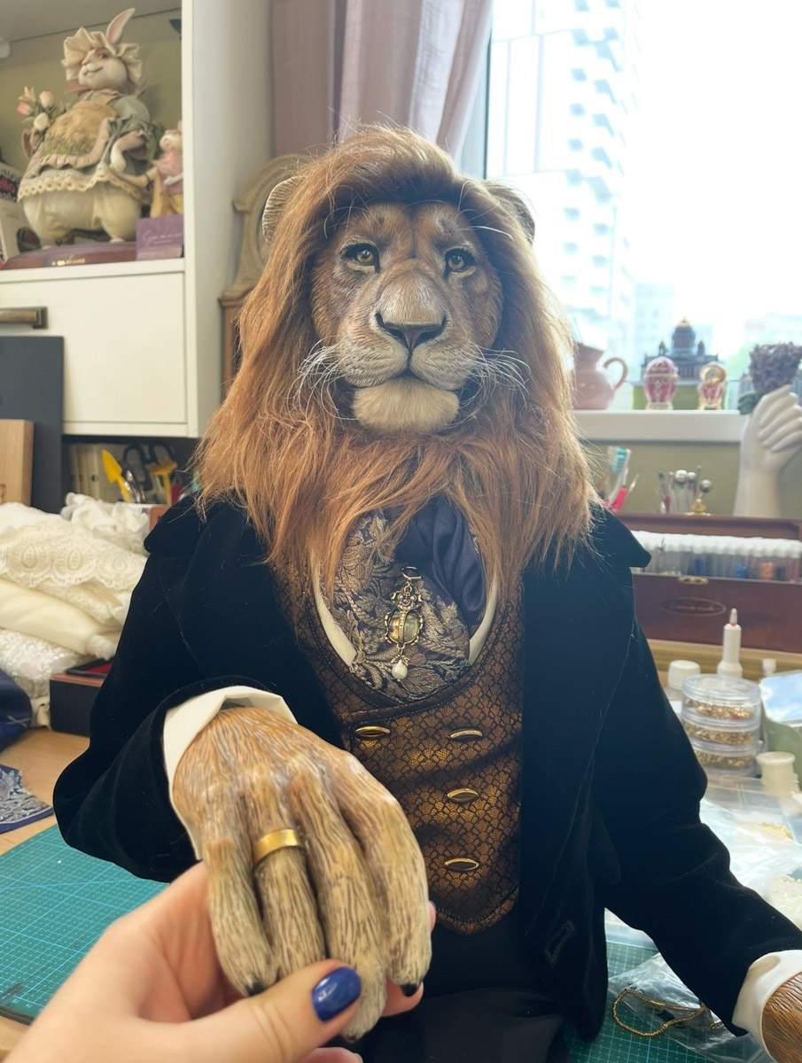 Вы помните, что получили в подарок на свадьбу? Согласитесь, конверты с купюрами — презент приятный, но не слишком запоминающийся. Как покорить сердца молодоженов в торжественный для них день, точно знает владимирская художница Елена Дьячкова, известная своими авторскими куклами. По заказу подруги она изготовила семейную пару в образе львов.