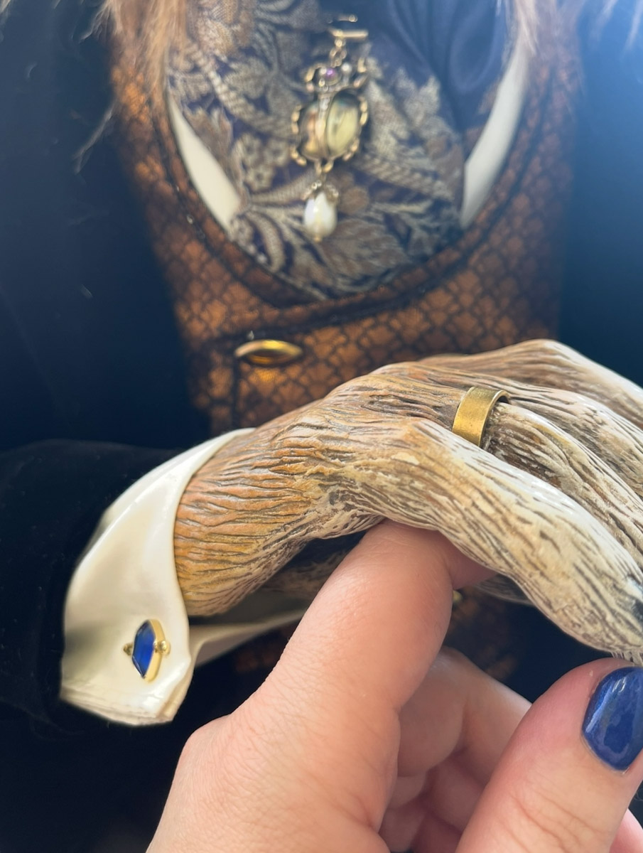 Вы помните, что получили в подарок на свадьбу? Согласитесь, конверты с купюрами — презент приятный, но не слишком запоминающийся. Как покорить сердца молодоженов в торжественный для них день, точно знает владимирская художница Елена Дьячкова, известная своими авторскими куклами. По заказу подруги она изготовила семейную пару в образе львов.