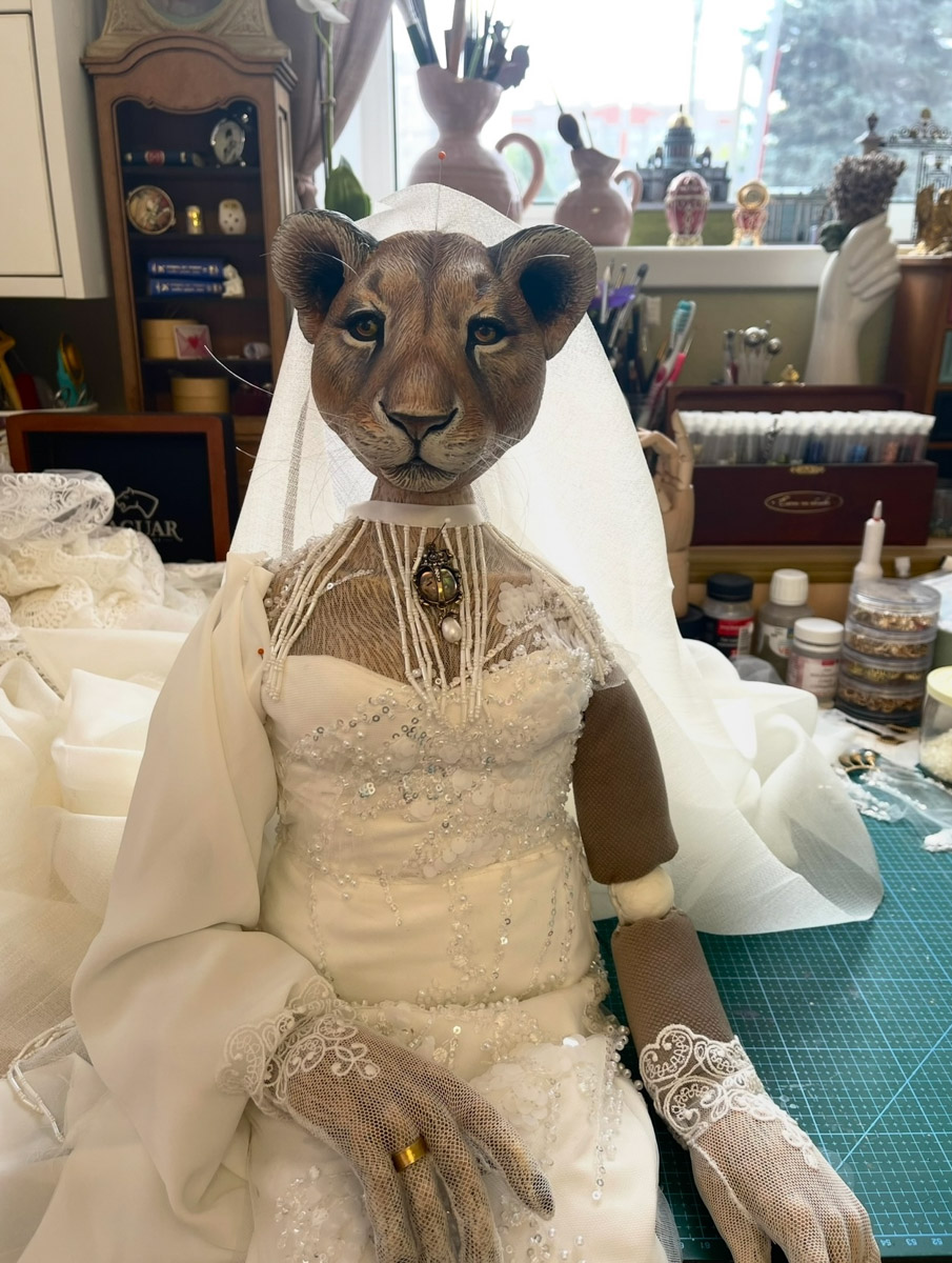 Вы помните, что получили в подарок на свадьбу? Согласитесь, конверты с купюрами — презент приятный, но не слишком запоминающийся. Как покорить сердца молодоженов в торжественный для них день, точно знает владимирская художница Елена Дьячкова, известная своими авторскими куклами. По заказу подруги она изготовила семейную пару в образе львов.