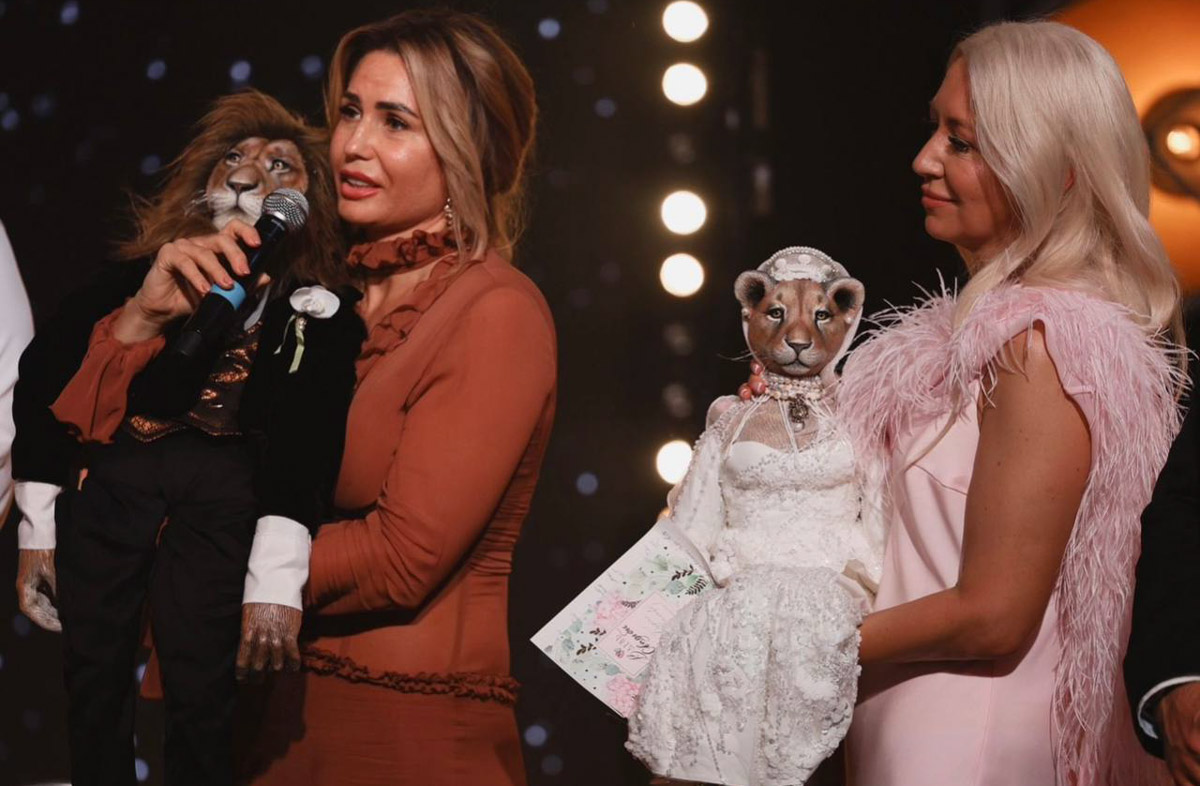 Вы помните, что получили в подарок на свадьбу? Согласитесь, конверты с купюрами — презент приятный, но не слишком запоминающийся. Как покорить сердца молодоженов в торжественный для них день, точно знает владимирская художница Елена Дьячкова, известная своими авторскими куклами. По заказу подруги она изготовила семейную пару в образе львов.