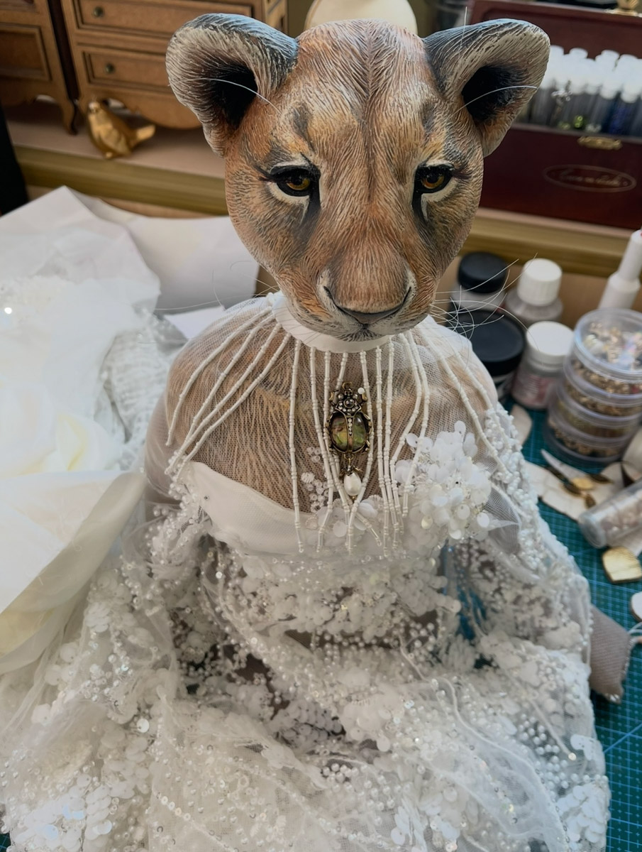 Вы помните, что получили в подарок на свадьбу? Согласитесь, конверты с купюрами — презент приятный, но не слишком запоминающийся. Как покорить сердца молодоженов в торжественный для них день, точно знает владимирская художница Елена Дьячкова, известная своими авторскими куклами. По заказу подруги она изготовила семейную пару в образе львов.