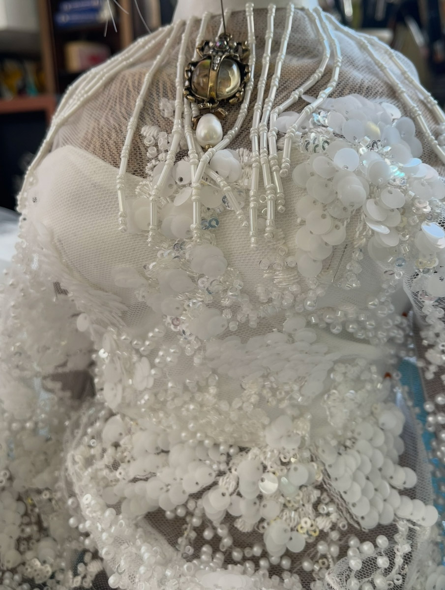 Вы помните, что получили в подарок на свадьбу? Согласитесь, конверты с купюрами — презент приятный, но не слишком запоминающийся. Как покорить сердца молодоженов в торжественный для них день, точно знает владимирская художница Елена Дьячкова, известная своими авторскими куклами. По заказу подруги она изготовила семейную пару в образе львов.