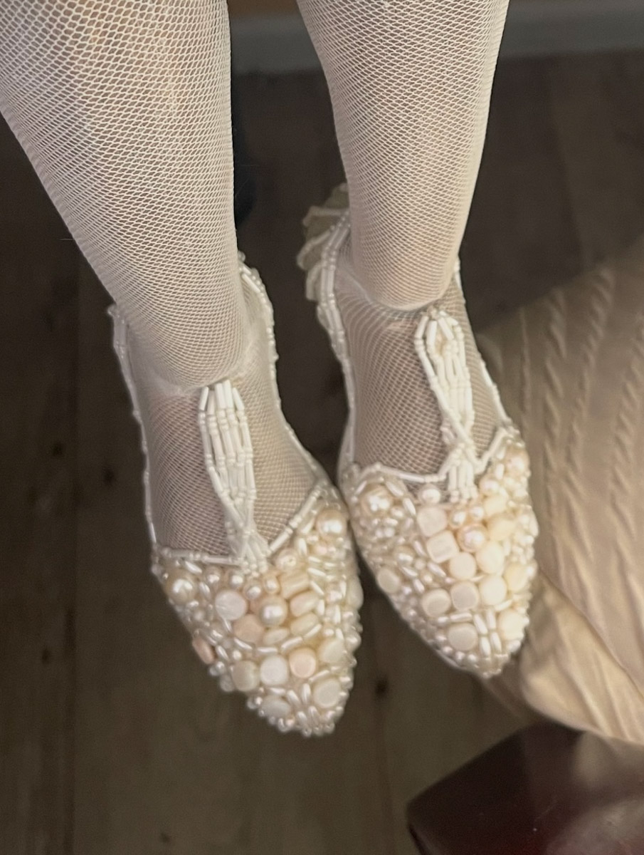 Вы помните, что получили в подарок на свадьбу? Согласитесь, конверты с купюрами — презент приятный, но не слишком запоминающийся. Как покорить сердца молодоженов в торжественный для них день, точно знает владимирская художница Елена Дьячкова, известная своими авторскими куклами. По заказу подруги она изготовила семейную пару в образе львов.