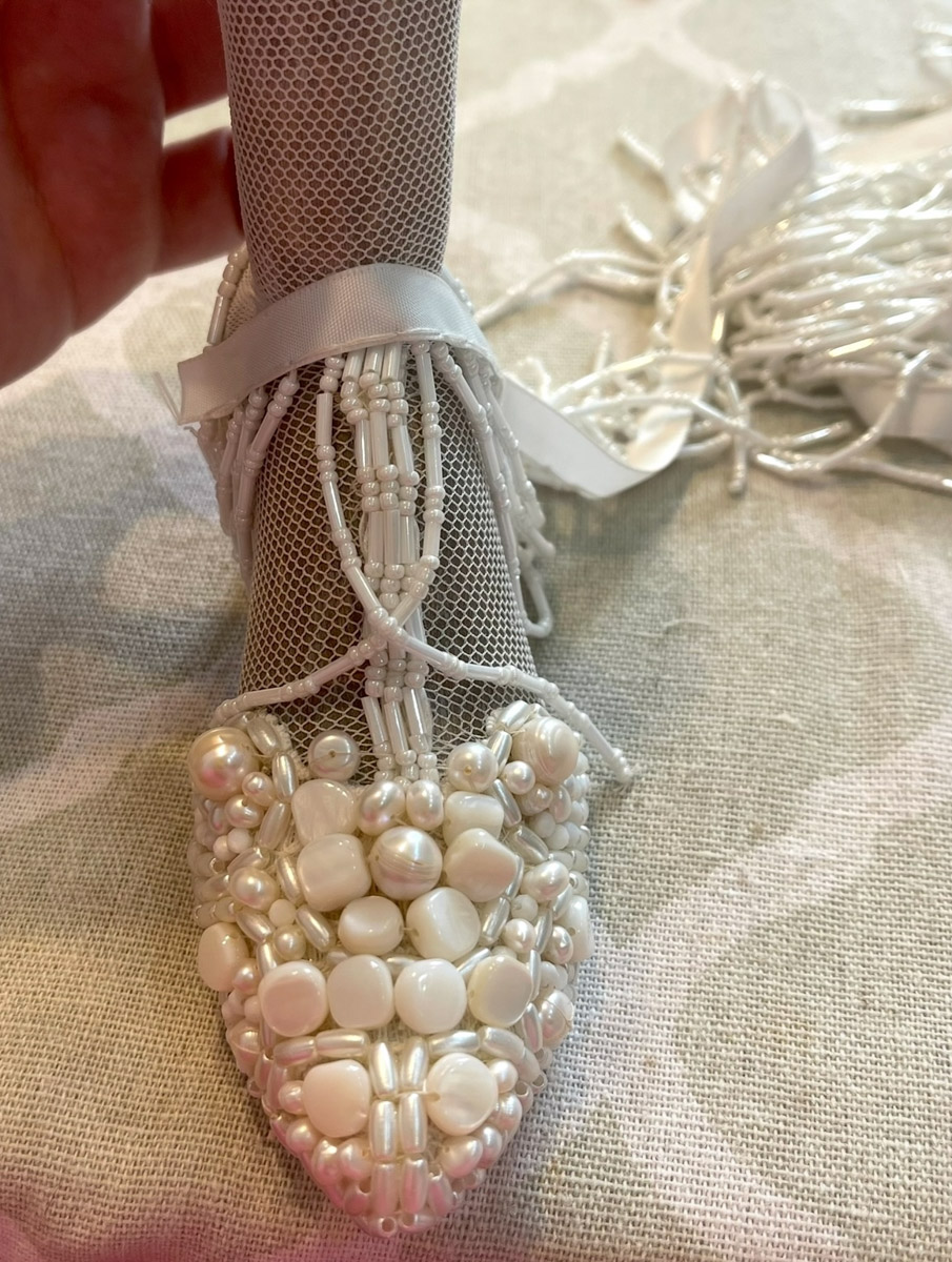 Вы помните, что получили в подарок на свадьбу? Согласитесь, конверты с купюрами — презент приятный, но не слишком запоминающийся. Как покорить сердца молодоженов в торжественный для них день, точно знает владимирская художница Елена Дьячкова, известная своими авторскими куклами. По заказу подруги она изготовила семейную пару в образе львов.